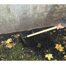Binette de jardin avec manche en bois utilisée pour ameublir le sol