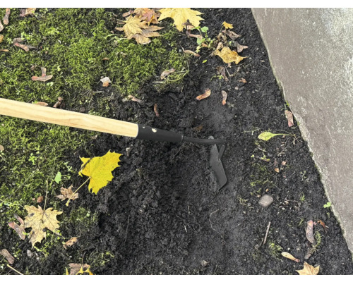 Sarcloir de jardin utilisé pour ameublir la terre dans le jardin