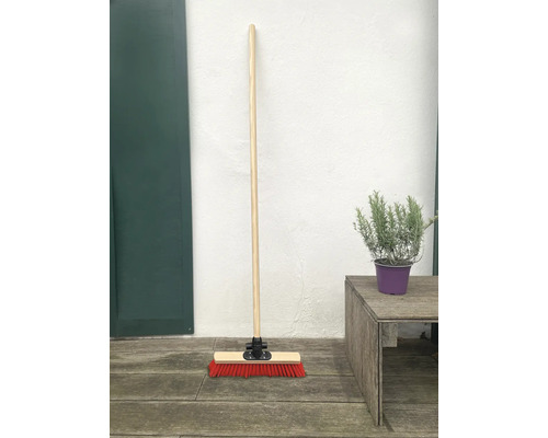 Bürste mit Holzstiel und roten Borsten