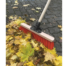 Balai avec manche en bois et feuilles d''automne