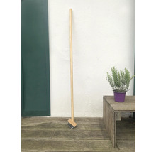 Fugenbürste mit Holzstiel für die Reinigung von Pflasterfugen