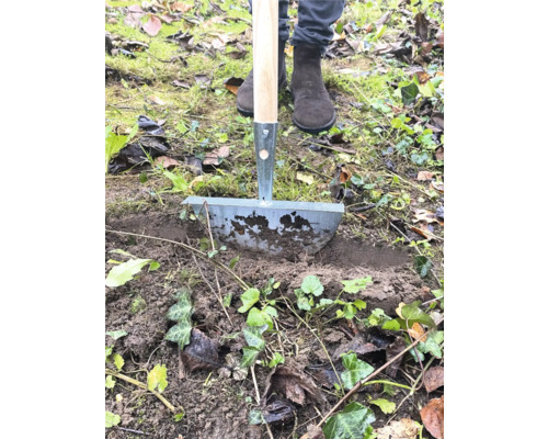 Outil de jardinage pour couper les bordures de gazon en cours d''utilisation