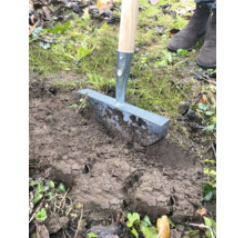 Coupe-bordures à gazon en cours d''utilisation pour couper les bordures de pelouse.