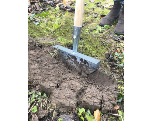 Coupe-bordures à gazon en cours d''utilisation pour couper les bordures de pelouse.