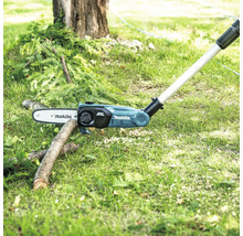 Élagueuse à batterie Makita coupant une branche dans le jardin.