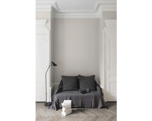Elegantes Interieur mit Sitzbereich, Stehlampe und Holzboden