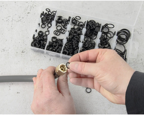 Assortiment de joints toriques monté sur un raccord de tuyau