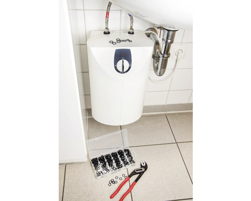 Chauffe-eau compact sous un lavabo avec outils et joints d''étanchéité