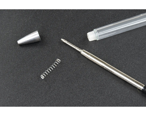 Pièces détachées d''un stylo à bille : capuchon, corps, ressort et cartouche
