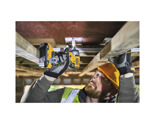 Handwerker befestigt Holzkonstruktion mit einem Akku-Schlagschrauber von DeWalt