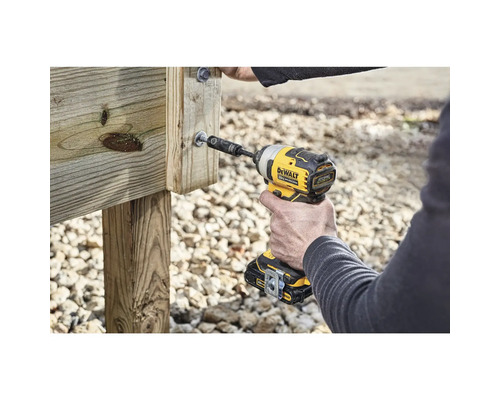 Person schraubt Schraube mit einem DeWalt Akku-Schlagschrauber in ein Holzbrett