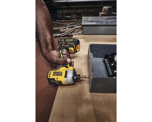 Akku-Schlagschrauber beim Bohren in eine Metallbox