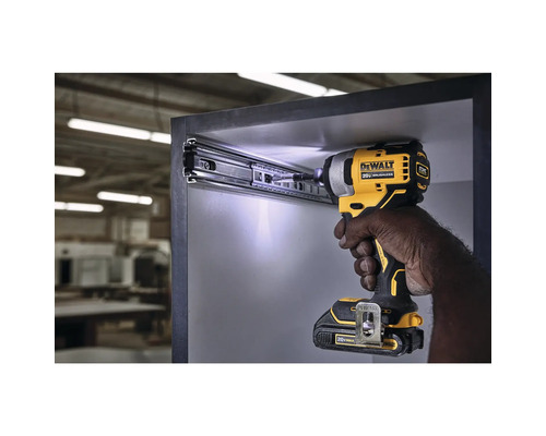 DeWalt Akku-Schlagschrauber bei der Montage einer Schubladenschiene