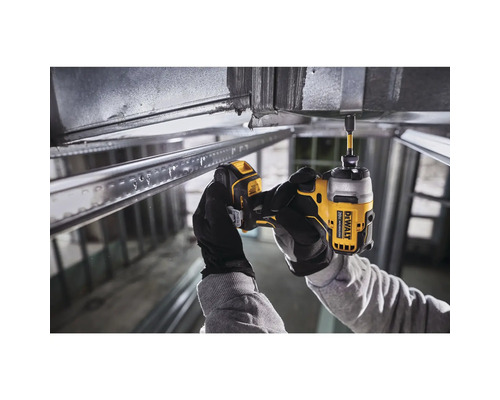 Person schraubt mit einem Akku-Schlagschrauber von DeWalt an einer Deckenkonstruktion