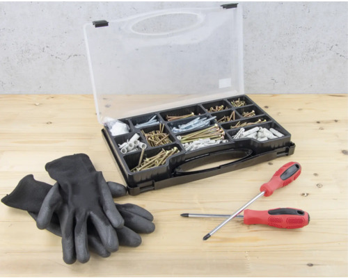 Sortimentskasten mit Schrauben, Dübeln, Schraubendrehern und Handschuhen