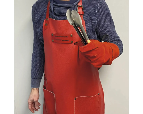 Homme avec pince à griller, gant de barbecue rouge et tablier de barbecue rouge avec champ de texte pour la personnalisation.