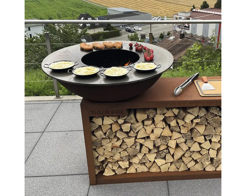 Tiger Fire Grill mit Speisen, Zange und Holz