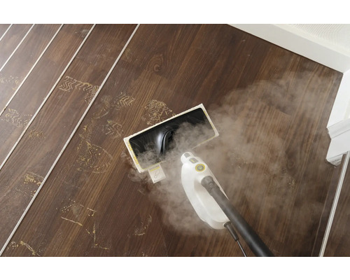 Nettoyeur vapeur en cours d''utilisation sur un sol stratifié avec des empreintes de pas