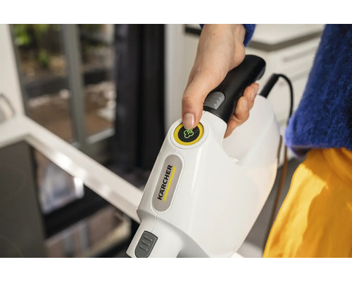 Une personne utilise un nettoyeur vapeur Kärcher.