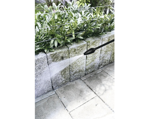 Nettoyage d''un mur en pierre avec un nettoyeur haute pression.