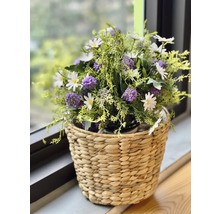 Panier avec marguerites artificielles et touffes violettes