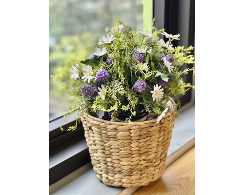 Panier avec marguerites artificielles et touffes violettes