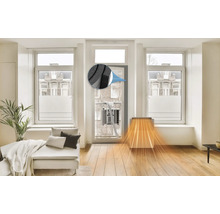 Photo d''intérieur d''un salon avec un climatiseur mobile monté à la fenêtre à l''aide d''un joint de fenêtre.