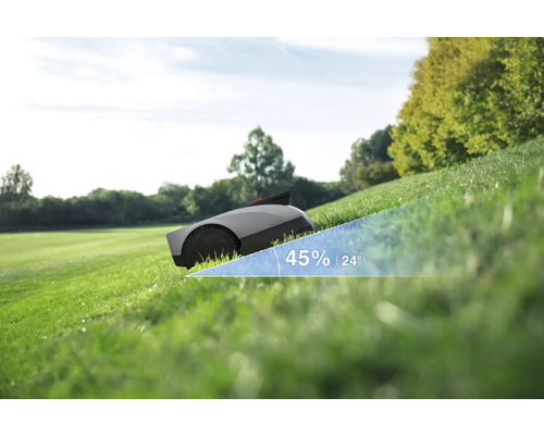 Robot tondeuse coupant une colline avec une pente de 45 pour cent