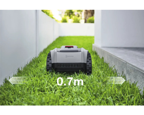 Un robot tondeuse à gazon sur une pelouse d''une largeur de 0,7 mètre.