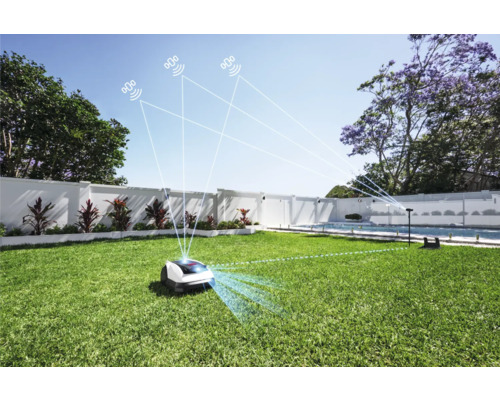Robot tondeuse à gazon avec connexion satellite sur une pelouse