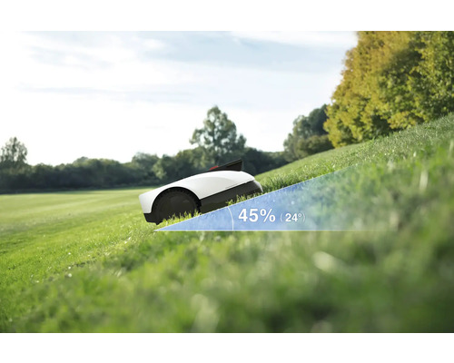 Tondeuse robot sur une colline avec une pente de 45%