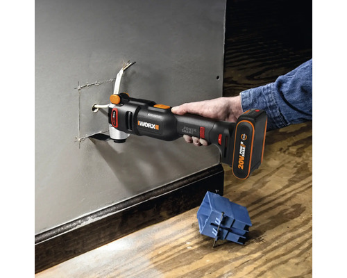 WORX Multifunktionswerkzeug beim Schneiden einer Metallplatte
