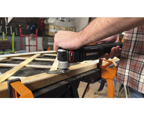 Mann schneidet Holz mit einem oszillierenden Multifunktionswerkzeug von Worx