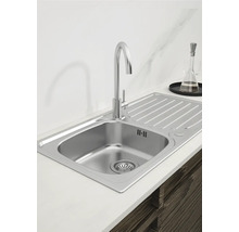 Spüle aus Edelstahl mit Abtropffläche und Wasserhahn