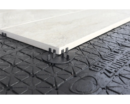 Carrelage sur plaques de granulés avec système de nivellement