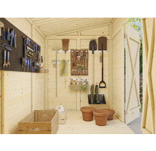 Intérieur d''une cabane de jardin en bois avec outils, matériel de jardinage, pots de fleurs et solutions de rangement.