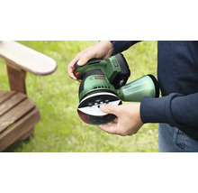 Einhand-Exzenterschleifer mit Staubabsaugung wird von einer Person bedient