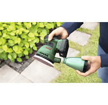 Akkuschleifer mit Staubbehälter in der Hand