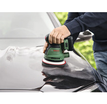 Eine Person poliert mit einer Akku-Poliermaschine von Bosch ein Auto.