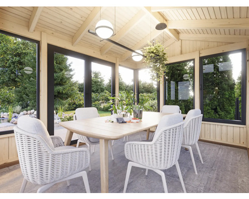 Cabane en bois claire avec table à manger et chaises en rotin pour l''extérieur.