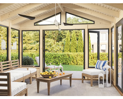 Pavillon lumineux avec meubles en bois, ventilateur de plafond et vue sur le jardin