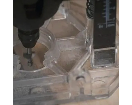 Défonceuse en fonctionnement avec une pièce