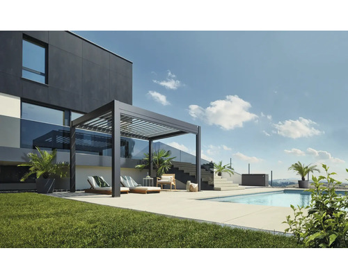 Terrasse moderne avec pergola en aluminium, chaises longues et piscine