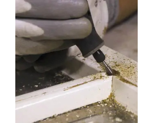 Artisan travaillant le bois avec un outil multifonction