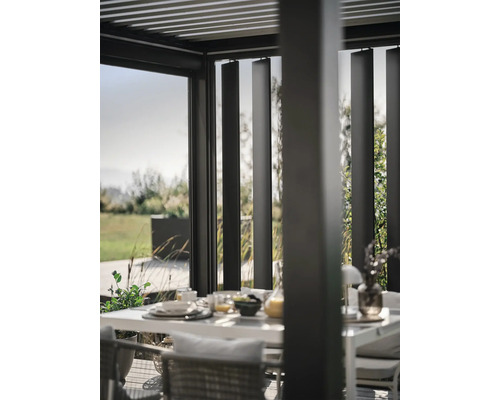 Vue détaillée d''une pergola moderne avec des lamelles et une table dressée