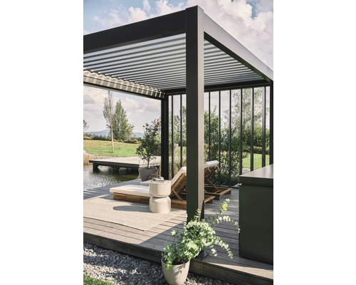 Terrasse avec toit à lamelles et mobilier de jardin