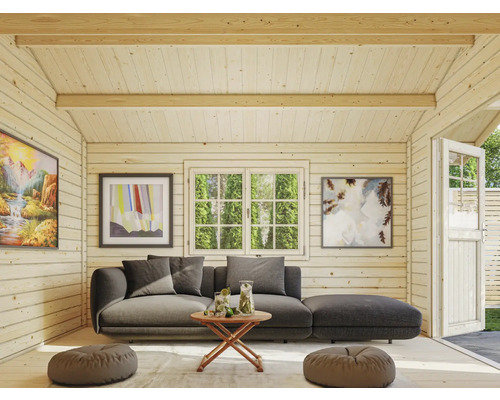Intérieur d''une maison en bois claire avec canapé, table, tableaux et fenêtre