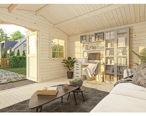 Chalet en bois clair avec coin bureau, canapé et porte ouverte sur le jardin.