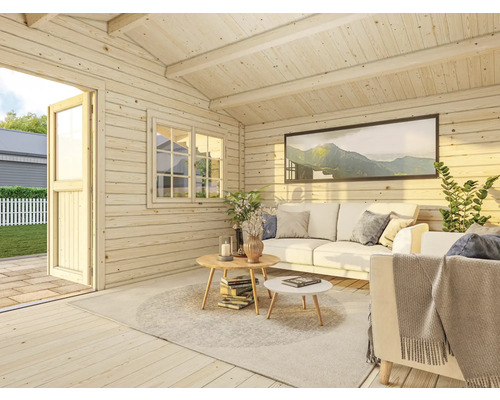 Intérieur d''une maison en bois avec fenêtres, porte, canapé et table