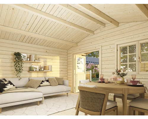 Vue intérieure d''une maison en bois avec canapé, table et fenêtres